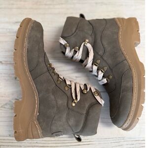 Nautica Galiah women's lace-up boots in olive green size 7.5